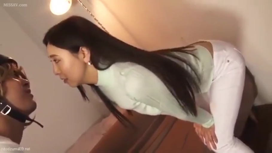 平静 · 卧室 · 侧面中景 · 摩托车头盔 · 室内光线充足 · 浅绿色紧身针织上衣