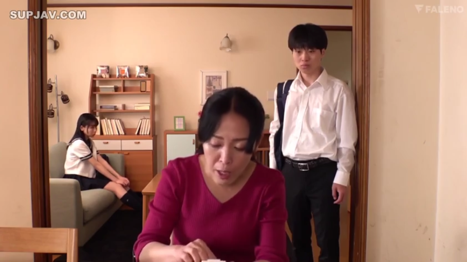 校服衬衫 · 家庭客厅 · 男学生表情严肃