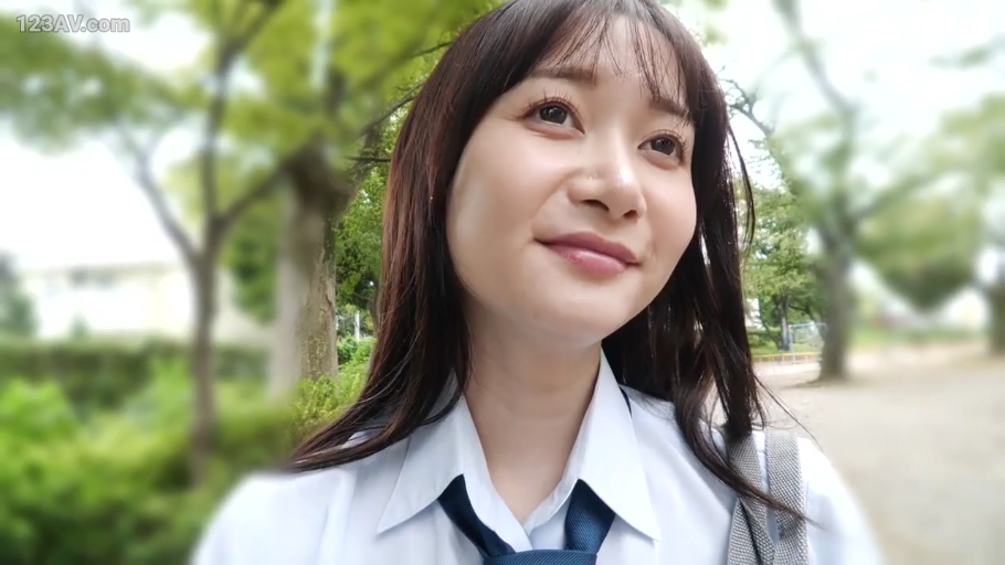 全身 · 校服 · 行走 · 户外 · 走姿 · 忧虑 · 单肩包 · 背景模糊