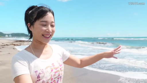 上半身 · 白色短袖T恤 · 玩耍 · 马尾发型 · 笑容灿烂 · 户外海滩 · 站立伸手