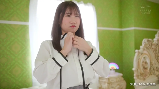 疑惑 · 卧室 · 领口特写 · 带有黑色饰边 · 彩虹灯