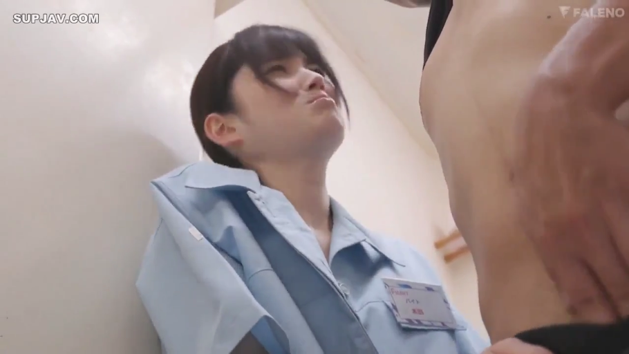 压抑 · 浅蓝色工作服 · 工牌 · 狭窄通道 · 男人的躯干