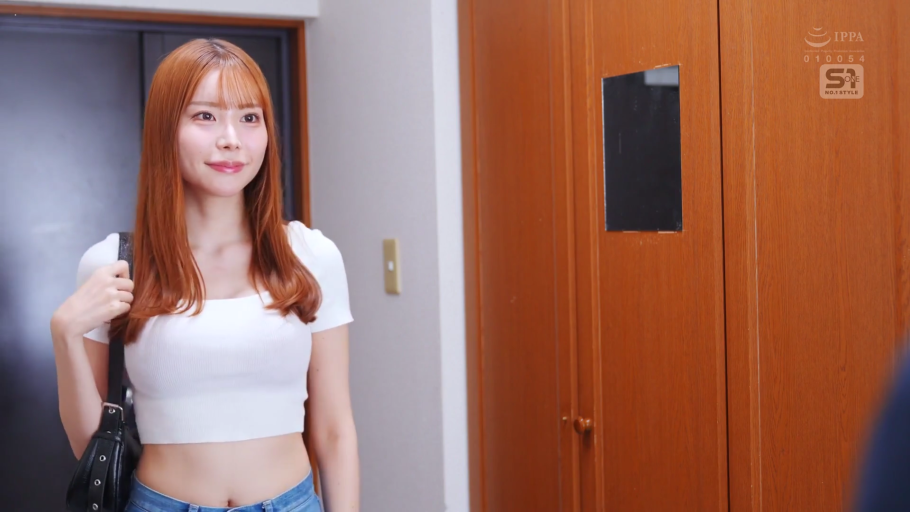 室内 · 腰部特写 · 放松 · 白色露脐短袖上衣 · 黑色单肩包