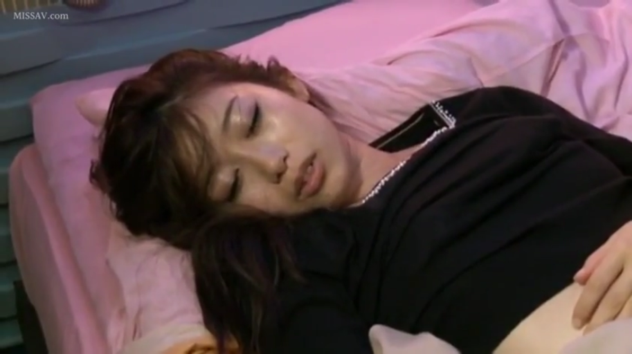 面部 · 卧室 · 闭眼 · 仰卧 · 黑色毛衣 · 昏睡 · 粉色枕头 · 成熟女性