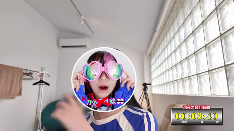 室内 · 脸部特写 · 站姿 · 惊讶 · 运动服 · 佩戴护目镜 · 心形护目镜