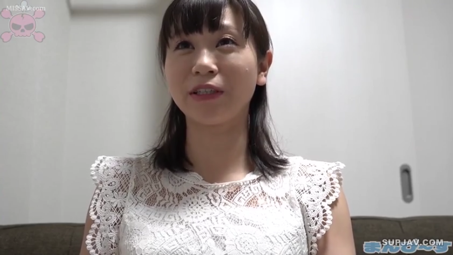家中 · 微笑 · 肩部以上 · 白色蕾丝短袖上衣