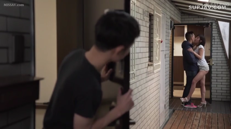 投入 · 全景 · 走廊 · 多人 · 门 · 站立拥吻 · T恤与热裤 · 亲吻与偷窥