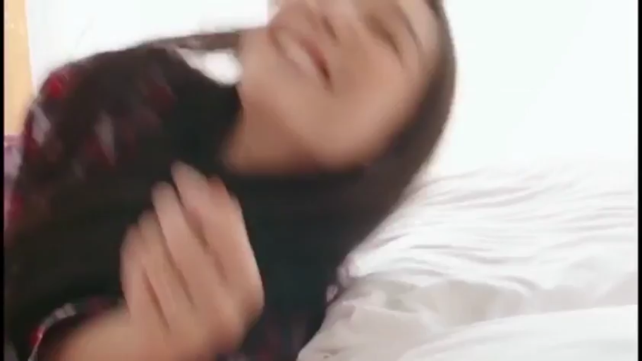 格子衬衫 · 脸部特写 · 卧室 · 侧卧 · 愉快 · 白色枕头 · 动态模糊 · 嬉笑