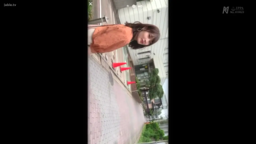 脸部特写 · 人行道 · 回眸微笑 · 橙色罩衫 · 移动镜头