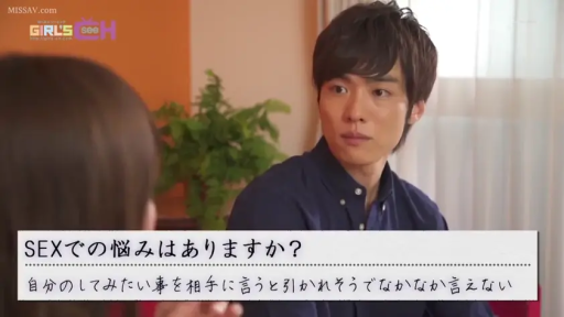室内 · 坐姿 · 面部 · 专注 · 谈话 · 深色衬衫