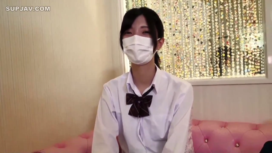 眼神温和 · 头部特写 · 室内休息室 · 白色医用口罩 · 深色格子领结