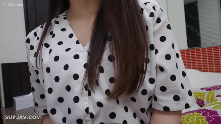 室内 · 坐姿 · 上半身特写 · 静态 · 黑长直 · 波点衬衫