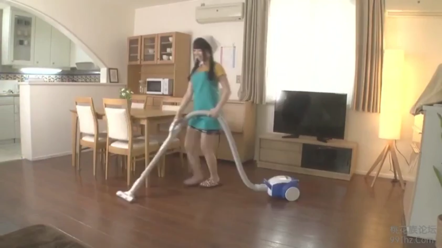 微笑 · 居家环境 · 黄色短袖上衣 · 围裙 · 中景镜头