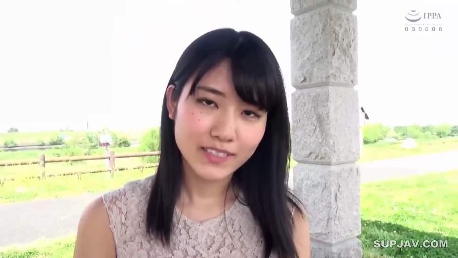 站立 · 微笑 · 面对镜头 · 面部特写 · 户外 · 蕾丝背心 · 长直发