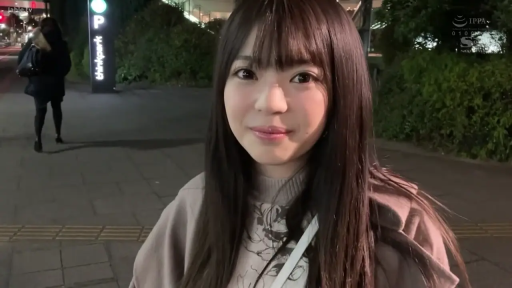 面部特写 · 看向镜头 · 甜美微笑 · 正面站立 · 单肩挎包 · 户外夜晚 · 长发齐刘海 · 毛呢大衣