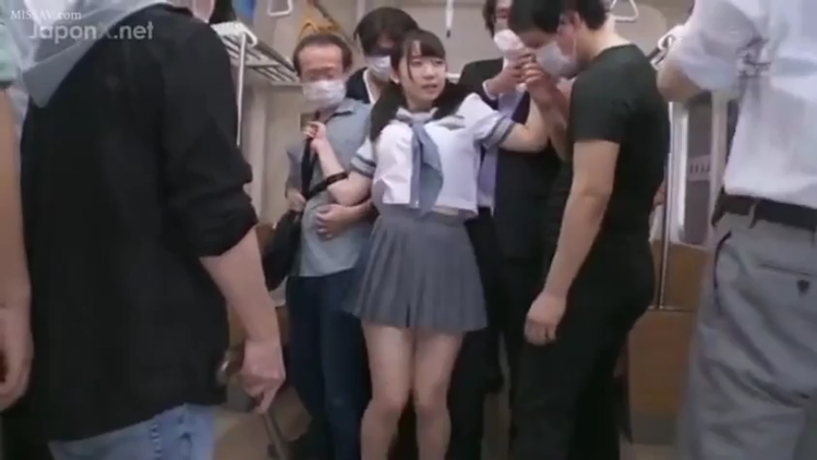 短裙学生制服 · 窘迫 · 地铁车厢 · 脸部表情特写 · 口罩
