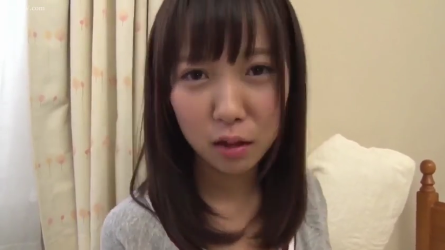 坐姿 · 卧室 · 面部特写 · 困惑 · 注视 · 亚洲女性 · 灰色居家服