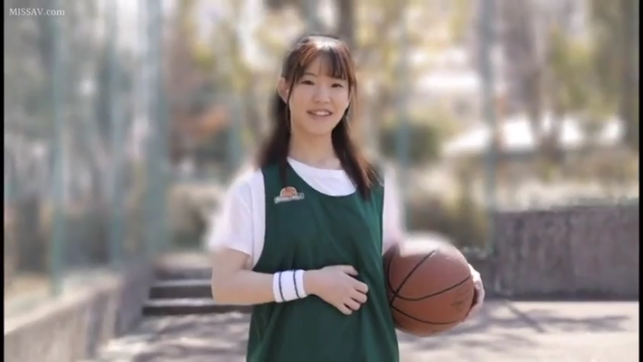 上半身特写 · 清纯 · 篮球 · 深绿色篮球背心 · 户外篮球场 · 阳光明媚