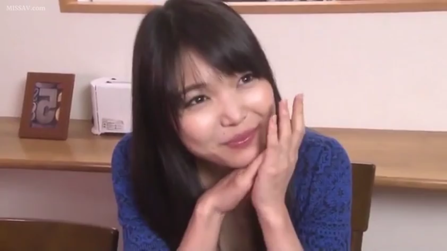 室内 · 含情脉脉 · 面部特写 · 蓝色针织衫 · 相框