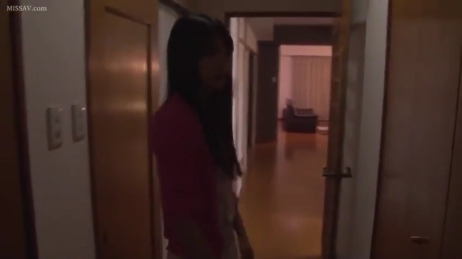 若有所思 · 光线昏暗 · 背影特写 · 居家环境 · 深红色开衫外套