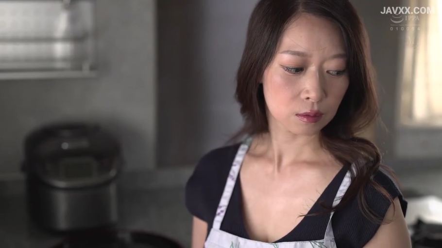 肩部特写 · 厨房 · 印花围裙 · 心事重重 · 围裙