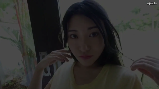 室内 · 脸部特写 · 凝视 · 黄色短袖T恤