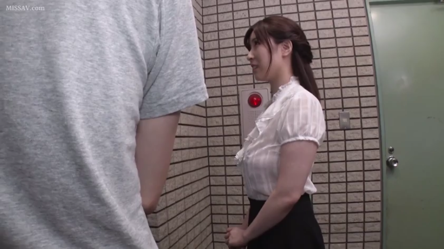 等待 · 楼道 · 白色荷叶边衬衫 · 女性侧脸特写