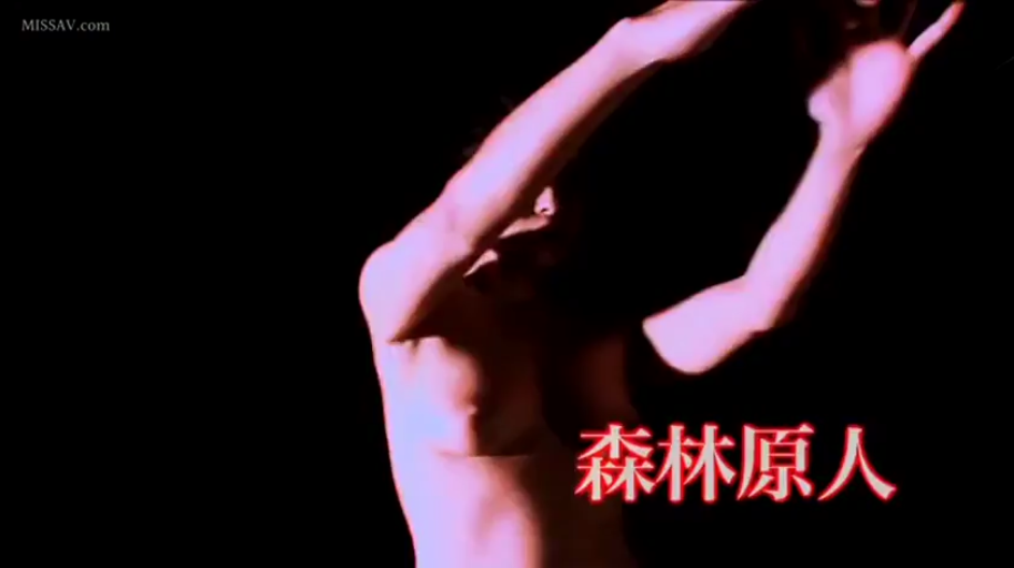 光影效果 · 裸体 · 胸部轮廓 · 摄影棚 · 神情投入