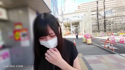 站立 · 半身特写 · 黑色上衣 · 户外街道