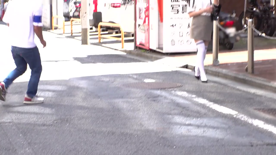 全身 · 过膝袜 · 街道 · 行走 · 挎包 · 路过