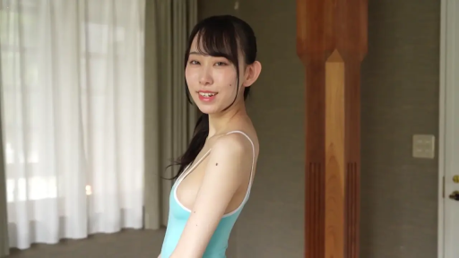 卧室 · 上半身侧面 · 温柔 · 浅蓝色紧身连体衣