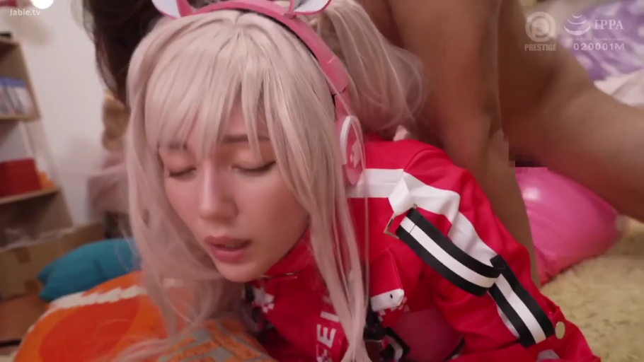 室内 · 性交 · 迷离 · 后入式 · 面部特写 · 赛车服 · 粉色耳机