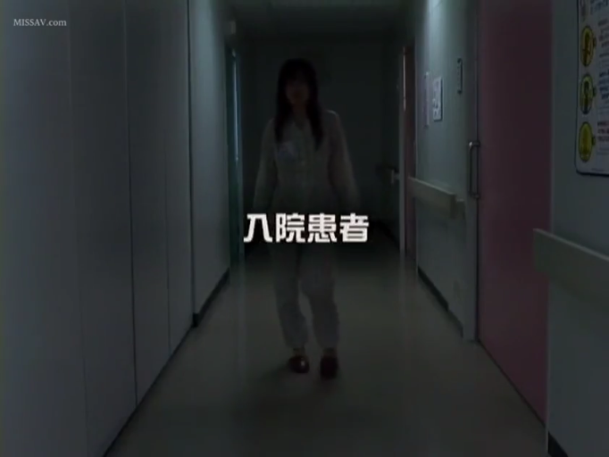 屏幕文字：入院患者 · 模糊 · 医院走廊 · 人物全身 · 住院病服