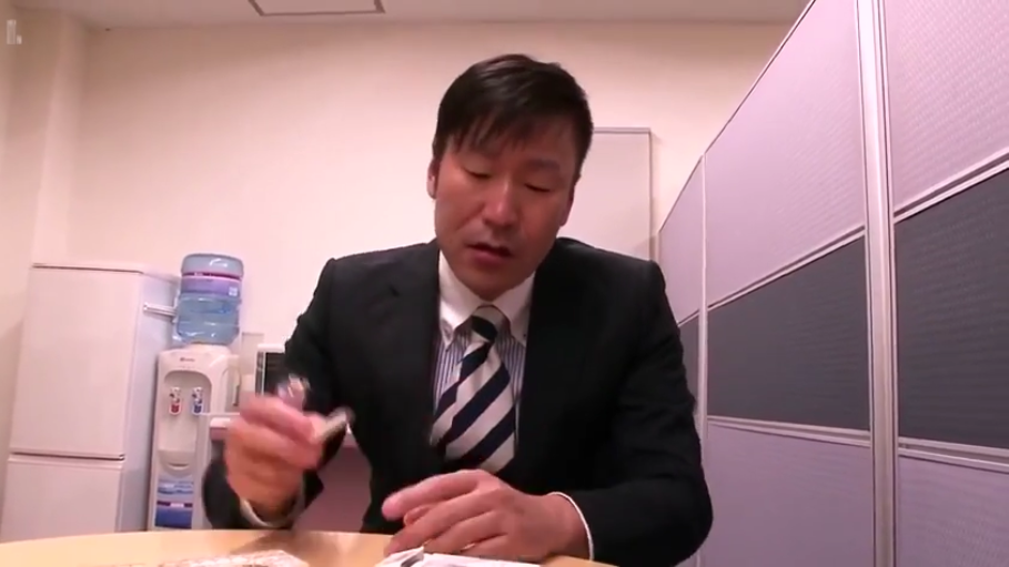 集中 · 办公室 · 上半身中景 · 条纹领带 · 西装
