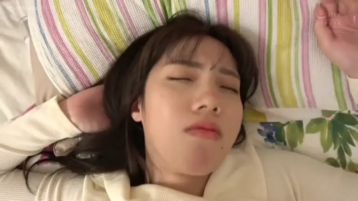 卧室 · 仰卧 · 面部特写 · 米色上衣