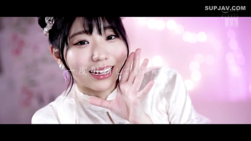 面部特写 · 对着镜头微笑 · 日文字幕 · 甜美笑容 · 珍珠耳坠 · 白色旗袍 · 室内粉色背景 · 单手招手