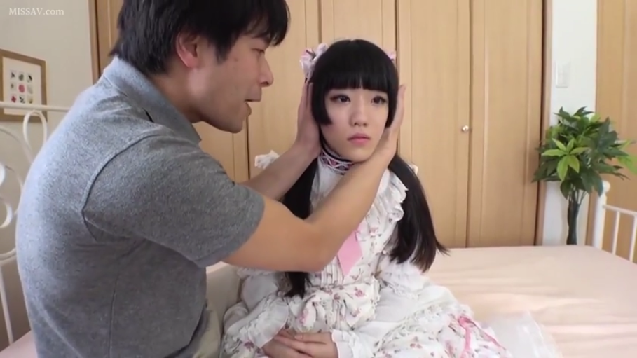 坐姿 · 卧室 · 中景 · 洛丽塔装