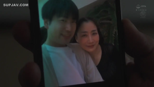 室内 · 微笑 · 便装 · スマートフォン · 手机拍摄画面 · 屏幕画面特写