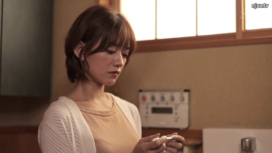 室内 · 站姿 · 针织衫 · 短发 · 忧虑 · 中特写 · 验孕棒 · 查看验孕棒