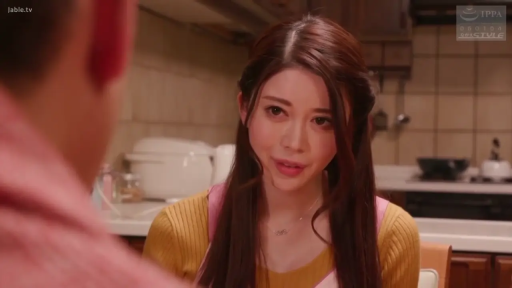 温和 · 面部特写 · Kitchen · 黄色针织衫 · 围裙