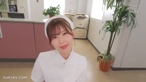 护士服 · 办公室 · 盆栽 · 微笑 · 注视镜头 · 日系 · 歪头 · 半身像