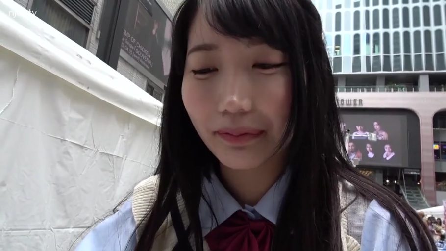 上半身特写 · 直视镜头 · 领结 · 商业区街道 · 自然光