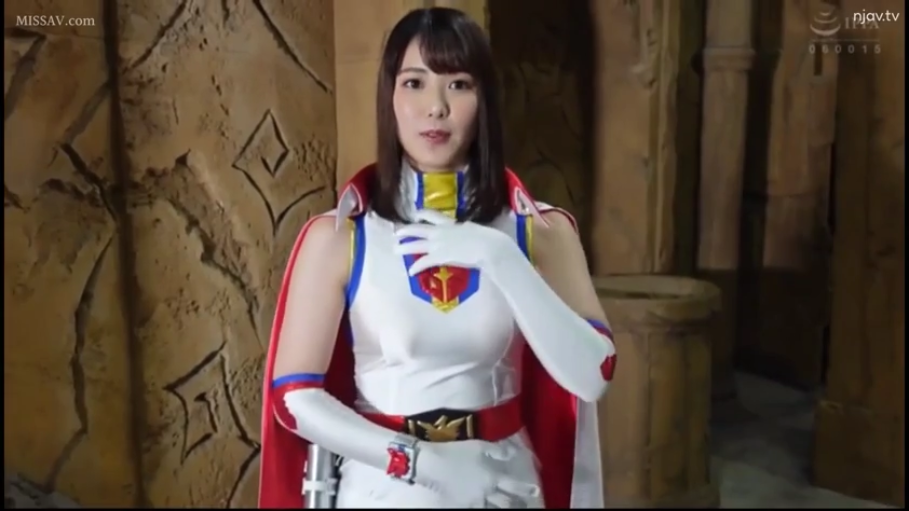角色扮演 · 微笑 · 上半身特写 · 仿古石墙 · 动漫风战斗紧身衣 · 红白披风