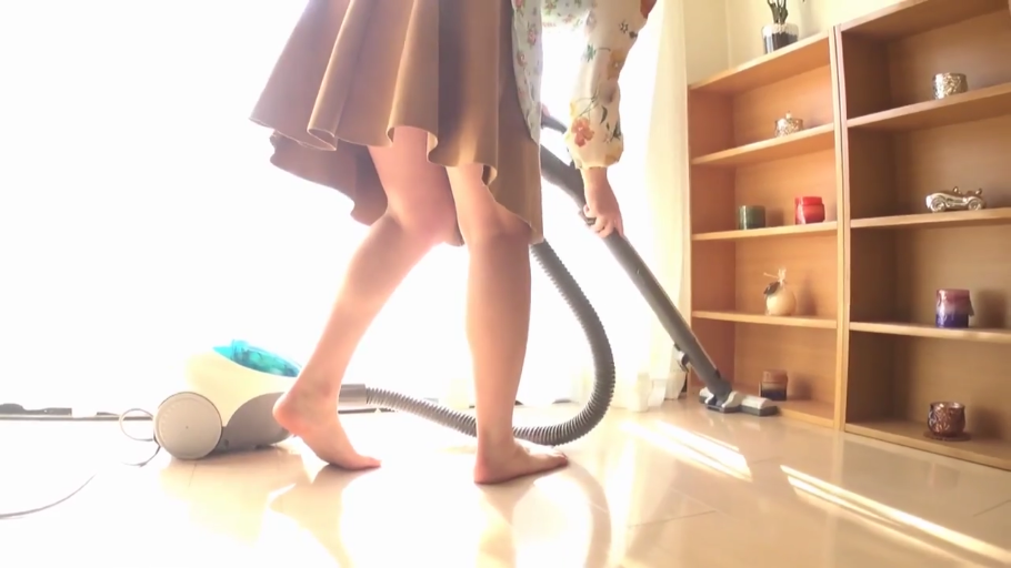 客厅 · 裙底视角 · 棕色半身裙 · 室内明亮 · 吸尘器