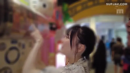 站姿 · 好奇 · 指点 · 侧脸特写 · 海报 · 碎花上衣 · 淑女 · 室内街区
