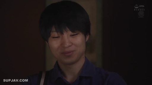 室内 · 站立 · 微笑 · 面部特写 · 注视 · 蓝色衬衫 · 背带 · 成年男性