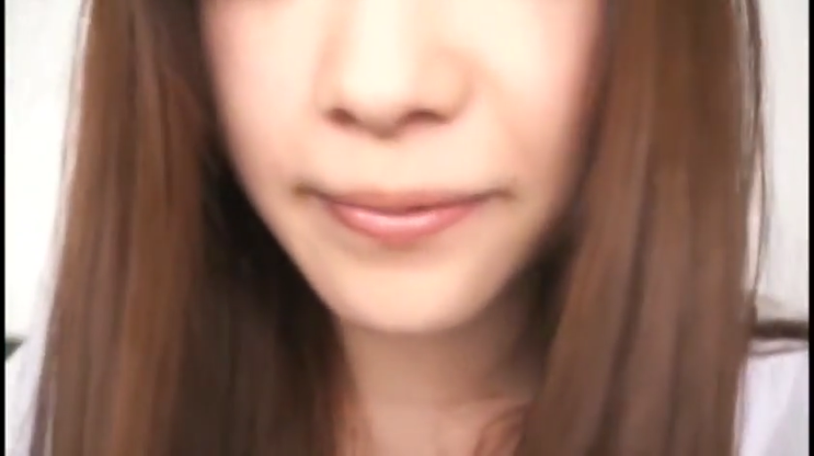 室内 · 嘴部特写 · 注视镜头 · 白色上衣