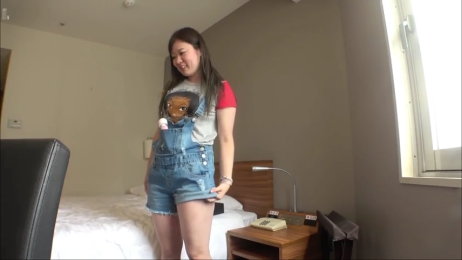 展示 · 中景 · 站姿 · 微笑 · 酒店房间 · 按摩器 · 牛仔背带裤 · 业余