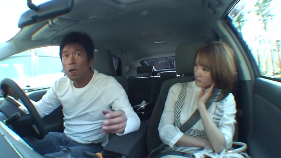 集中 · 白色长袖T恤 · 车内 · 汽车 · 中景镜头