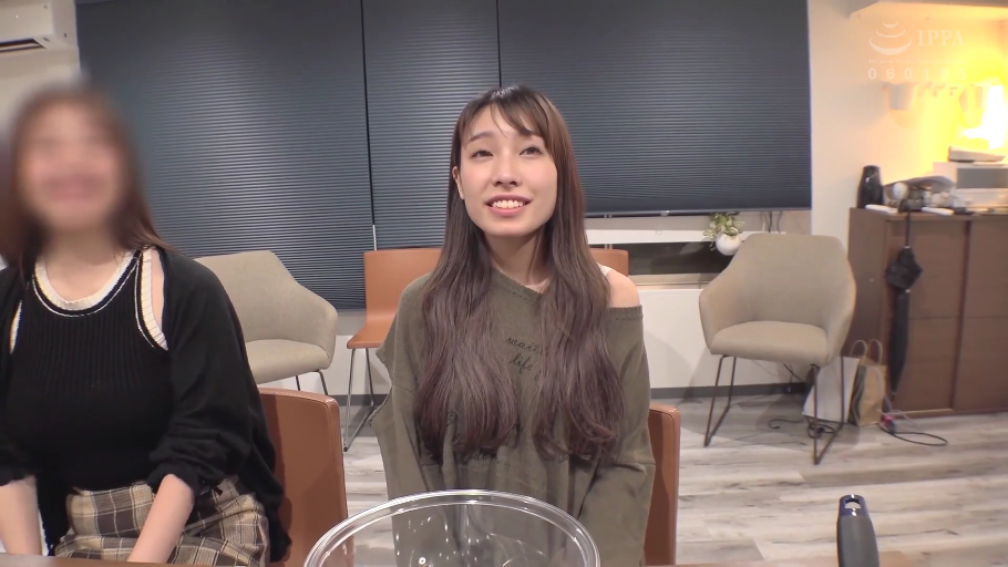 自然交谈表情 · 黑色背心搭配开衫 · 室内リビング · IPPA透かし · 中间女性面部特写 · 空玻璃碗